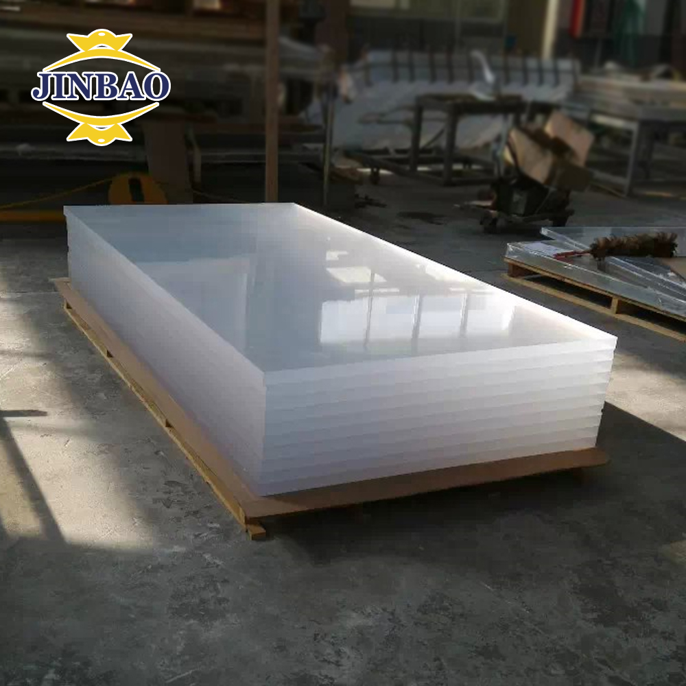 الأكريليك المصبوب مقابل الأكريليك المبثوق: مقارنة شاملة