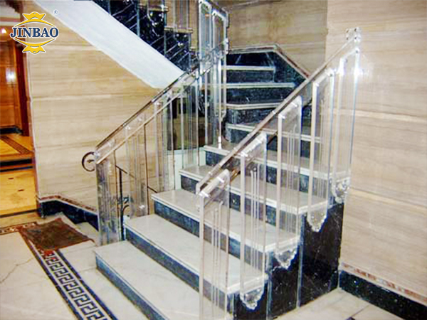 لماذا تكون صفائح الأكريليك المصبوب أقوى من تلك المبثوقة؟