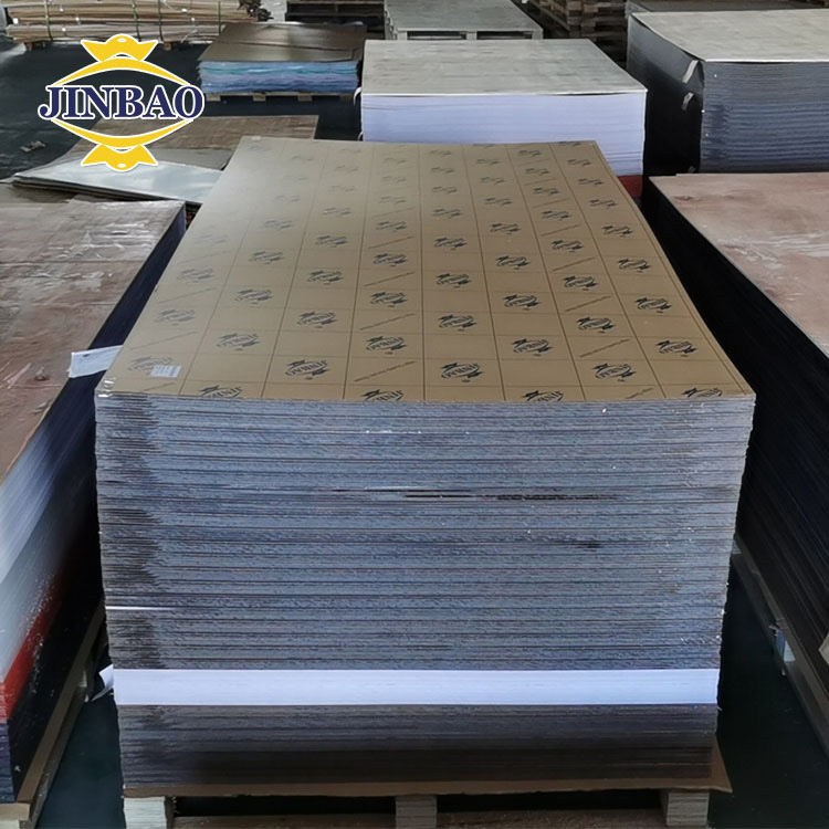 المصبوب مقابل لوح الأكريليك المبثوق